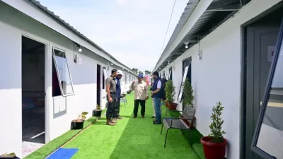 Melihat Fasilitas Huntara