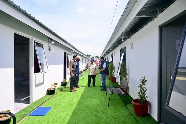 Melihat Fasilitas Huntara