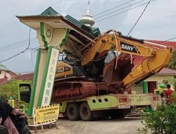 Ekskavator Terlepas dari Truk Trailer di Bogor Timpa Sejumlah Kendaraan