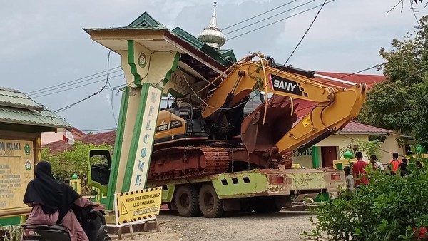 Ekskavator Terlepas dari Truk