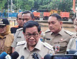 Pramono Janji Tangani Warga Korban Rumah Longsor di Tebet