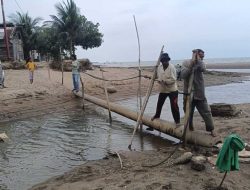 Jalanan Amblas di Aceh Utara Belum Diperbaiki Warga Pakai Tiang Listrik Jadi Jembatan