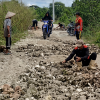 Warga Sumenep Swadaya Perbaiki Jalan yang Rusak 10 Tahun